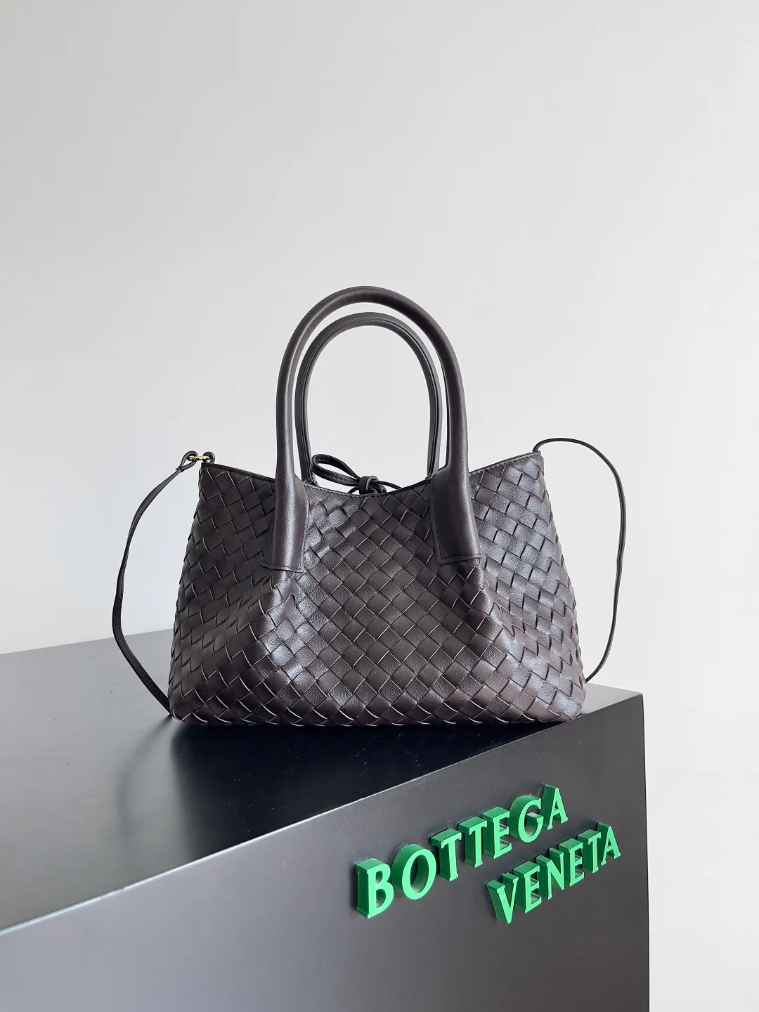 Batch 1660 BOTTEGA VENETA 2025 new product pinacoteca has super soft leather, and the weaving function, practicality and relaxed fashion sense have not fallen behind❤️‍🔥Amway has given sisters a must-have bag when going out. The size of the bag also accurately meets the commuting needs of urban beauties. It can accommodate mobile phones, keys, lipstick, powder, sunscreen, shopping bags...all of it! ! ! 🔥The capacity should not be underestimated~ It does not choose people, clothes, or occasions. With its majestic curved outline, exquisite woven texture, delicate edges and rounded handles, this woven vegetable basket bag truly achieves the goal of "dressing up and being fashionable without getting in the way"~ Are you interested in Jimei? Style number: 819004 Size: 24*15*12cm